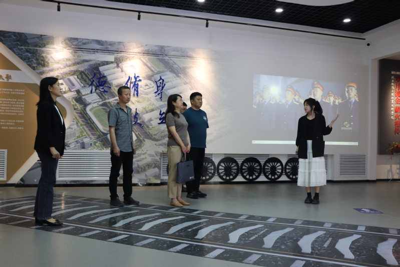 考察团在校史馆参观