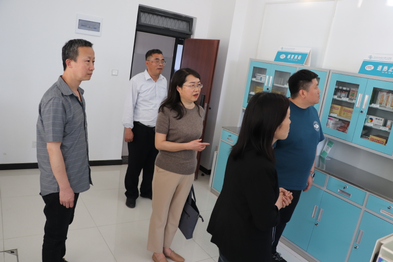 考察团在学校卫生所参观