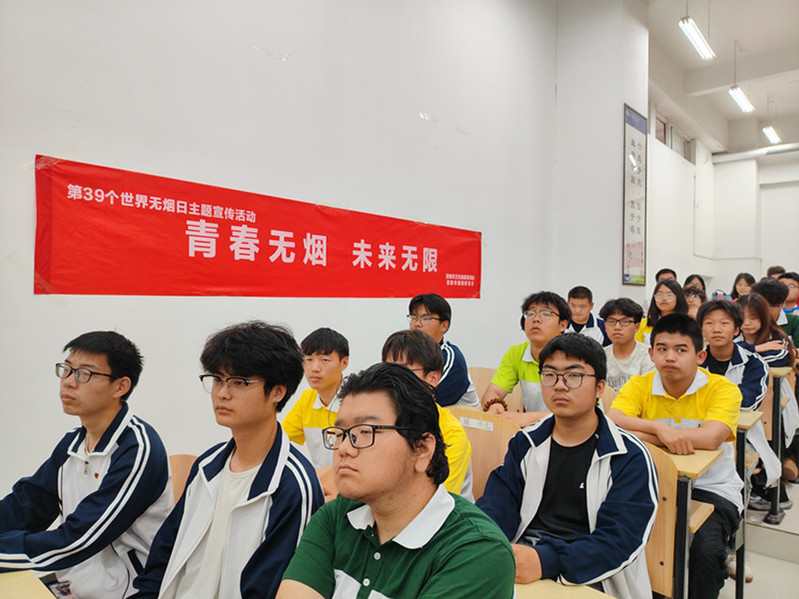 大家认真聆听讲座