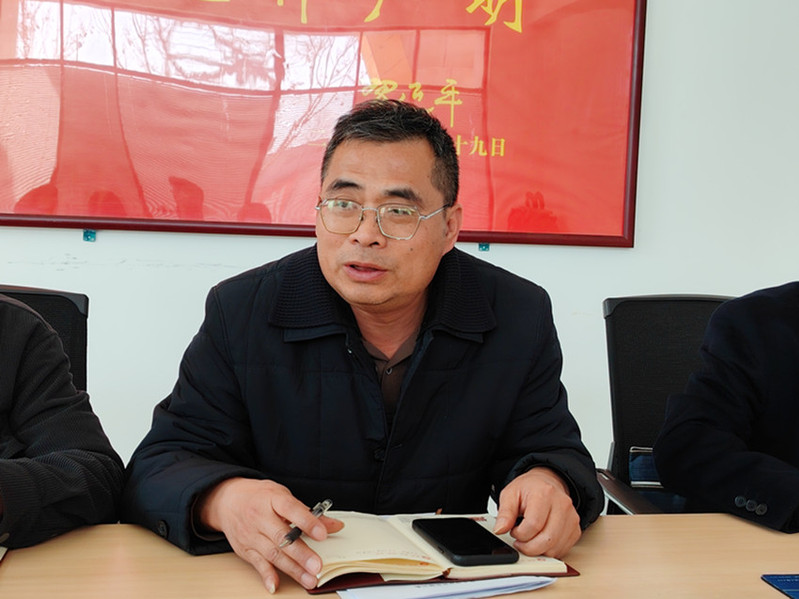 后勤党总支第一党支部书记康江龙主持大会并作总结发言