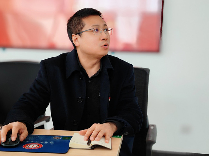 刘明学副校长为后勤党总支第一党支部党员作两会精神专题辅导