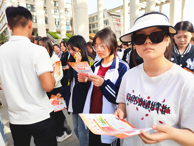 为学生发放国家安全宣传彩
