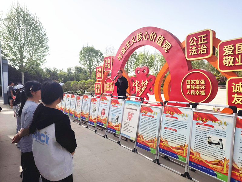 后勤安保处李鸿彬老师为学生讲解国家安全知识