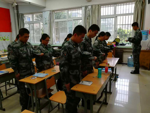 为抗战死难者默哀（临渭校区）