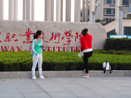 认真复习备考的考生2
