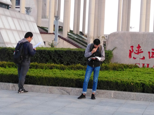 认真复习备考的考生3