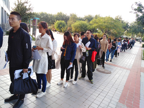 等待安检入场的考生1