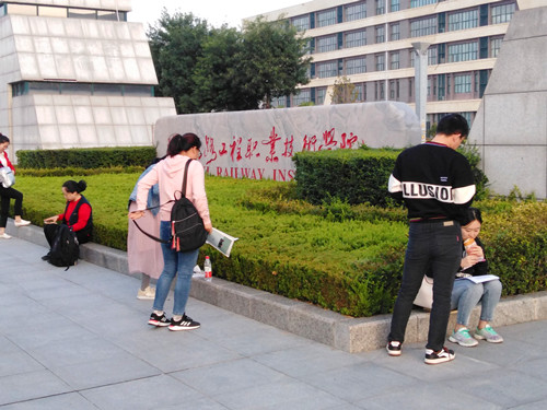 认真复习备考的考生4
