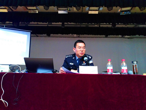 白杨派出所所长田震为学生作法制专题报告