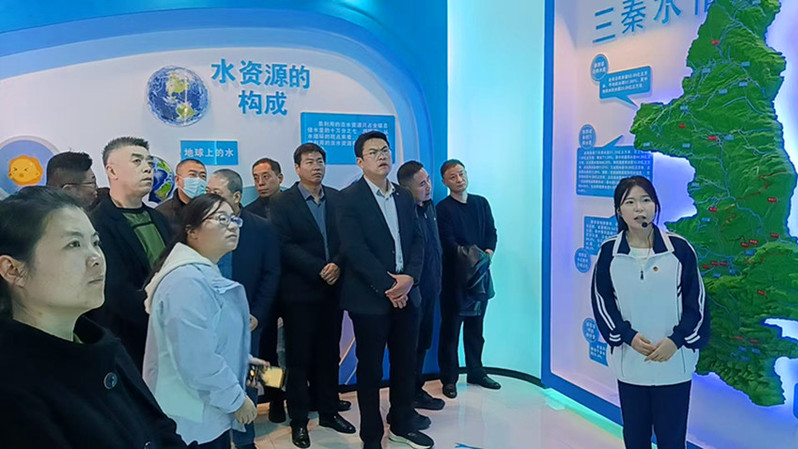 观摩团成员参观设在我校的渭南市节水教育基地