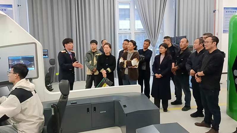 观摩团成员参观我校轨道交通智能运维协同创新中心