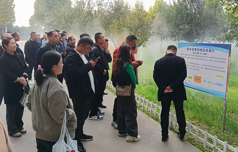 观摩团成员参观我校雨水收集利用系统