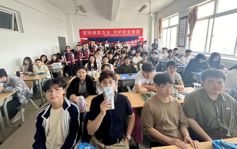 学生聆听讲座