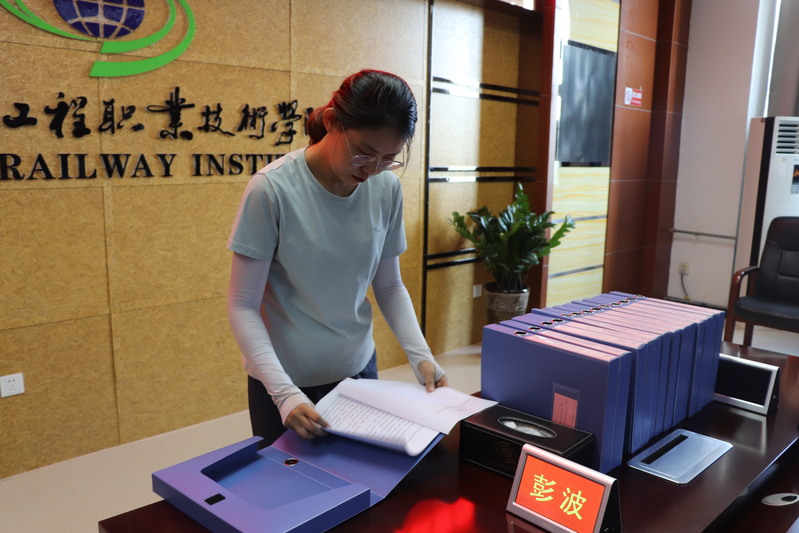 督导检查组成员在查阅相关