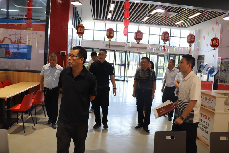 督导检查组在高新校区餐饮中心进行检查