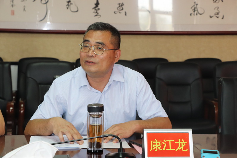 后勤安保处副处长康江龙主持汇报会