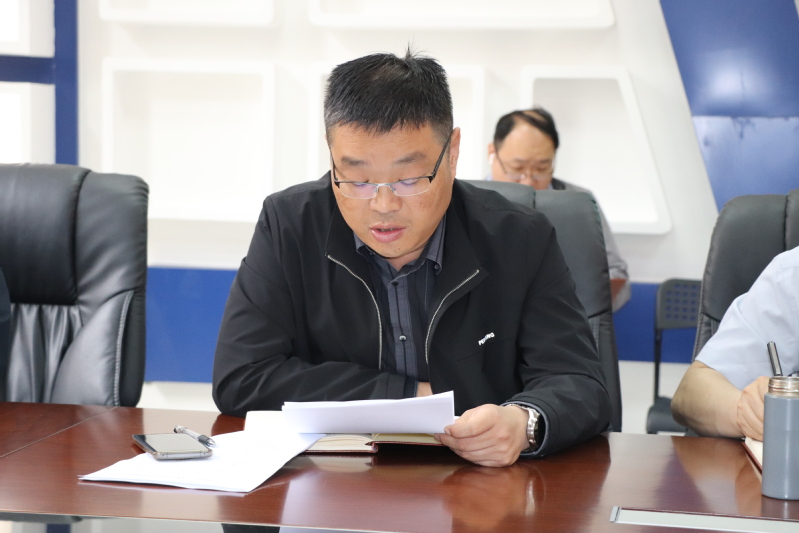 后勤党总支纪委委员王兴科传达学校会议和学校相关文件精神