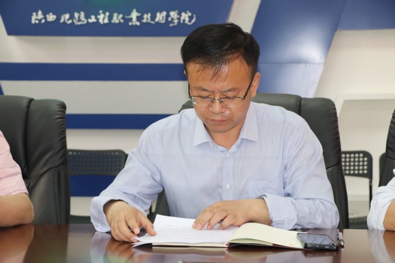 后勤党总支组织委员李晓斌领学文件并传达央省关于党纪学习教育的部署要求