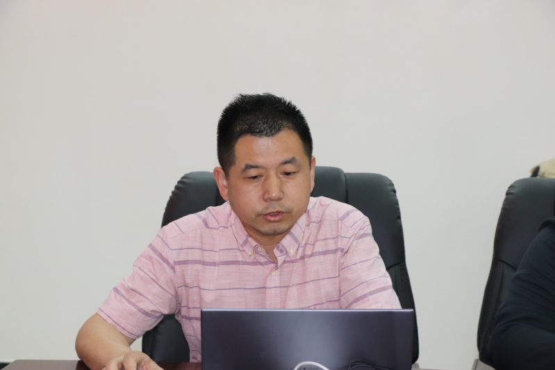 后勤党总支书记李晓飞解读方案并为全体党员作专题辅导