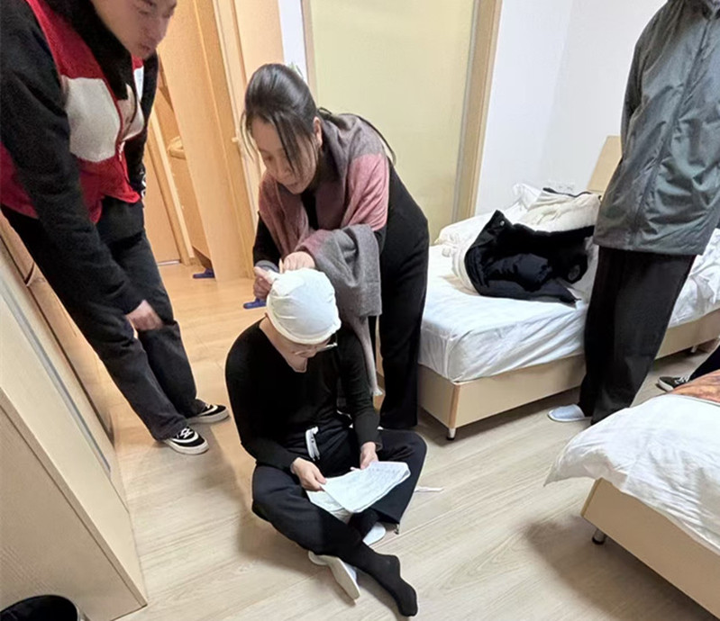 秦艳老师亲自示范急救操作要领