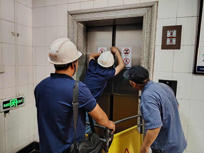 陕西盈驰电梯维保人员按照特种设备救援规范开展手动盘车、扒门平层操作，实施被困人员安全解救作业。