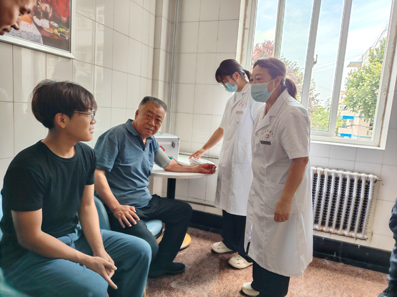 演练救援完成后，医护人员为模拟被困人员测量血压，细致检查身体状况，做好应急医疗保障工作。