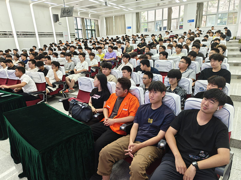 高铁工程学院辅导员、班主任、班委及宿舍长现场聆听讲座