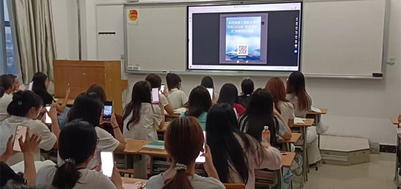 学生参与线上安全答题活动