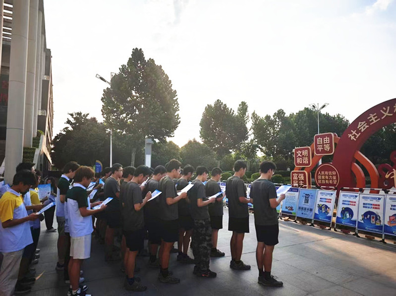 学生认真阅读宣传彩页