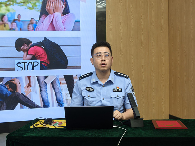 白杨派出所屈唐明警官结合一线办案实例开展法治安全教育专题宣讲
